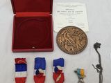 une boîte rouge sur laquelle sont posées une médaille, une médaille et une médaille