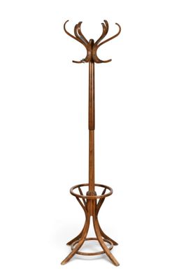 une image représentant un porte-manteau orné de bois de cerf