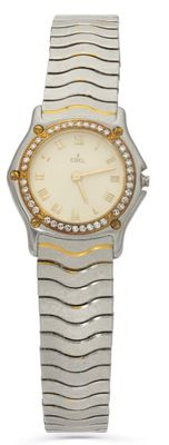 une image d'un gros plan d'une montre-bracelet sur un fond blanc