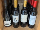 de nombreuses bouteilles de vin sur les étagères du magasin