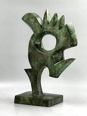 sculpture représentant un oiseau, en marbre vert, posée sur un socle