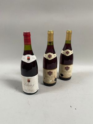 trois bouteilles de vin posées l'une à côté de l'autre sur une table