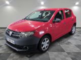 la photo d'une voiture rouge garée dans un garage