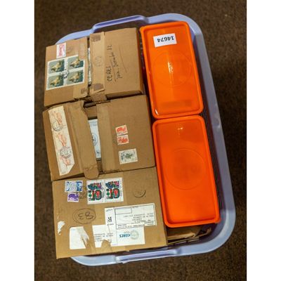 un bac en plastique rempli d'une grande quantité de courrier et de timbres