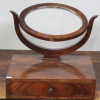 Coiffeuse de table en bois et placage d'acajou, le miroir à …