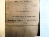 un vieux livre ouvert sur une table