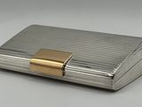 une boîte en argent ornée d'un fermoir en or