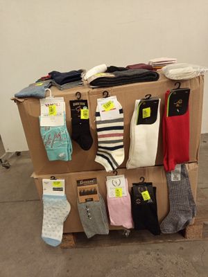 de nombreuses paires de chaussettes suspendues à un porte-chaussettes dans une pièce