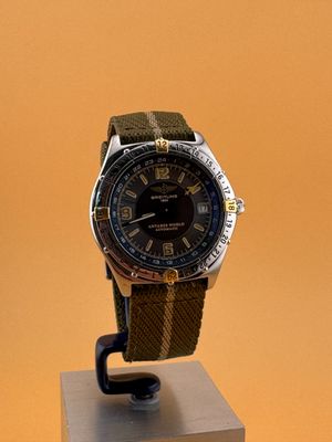 une montre posée sur un support