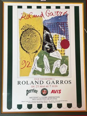 une photo encadrée représentant un joueur de tennis tenant une raquette