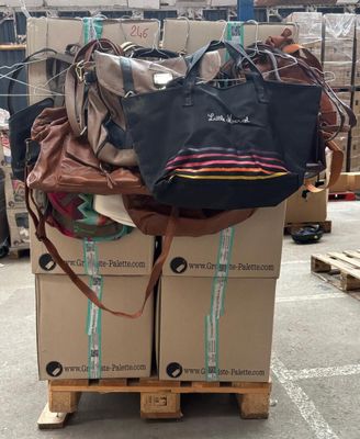 une pile de sacs posée sur une palette dans un entrepôt