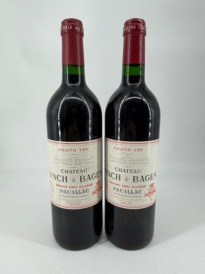 deux bouteilles de vin rouge posées l'une à côté de l'autre sur une surface blanche