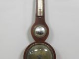 une horloge posée sur une étagère en bois