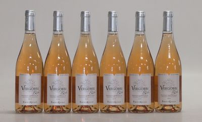 six bouteilles de vin sont alignées dans une rangée