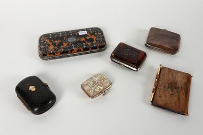 de nombreux modèles de sacs à main posés sur une surface blanche