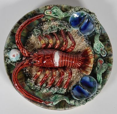 ASSIETTE en barbotine à décor en haut relief polychrome au n…