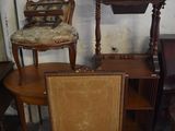 une petite table sur laquelle est posé un miroir, à côté d'une chaise et d'une table sur laquelle est posé un miroir