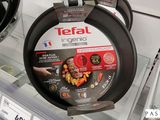 de nombreuses poêles exposées dans un magasin