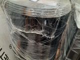 de nombreux rouleaux de plastique enroulés autour d'une cuvette de WC dans un entrepôt