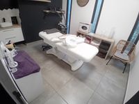1 table de soin électrique, 1 lampe, 1 tabouret, 2 dessertes…