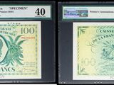 Trois types de monnaies différents sont exposés dans une vitrine.