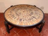 une table ornée d'un motif circulaire, dans une pièce