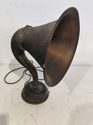 une enceinte noire à l'ancienne posée sur une table, sur fond blanc