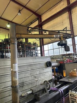 une machine qui se trouve à l'intérieur d'un bâtiment