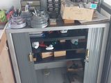 un petit espace de rangement dans un garage où s'entassent de nombreux objets