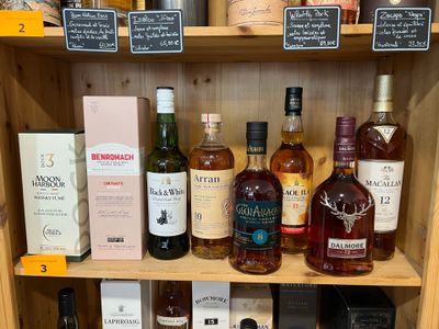 des bouteilles d'alcool sur une étagère dans un magasin de spiritueux