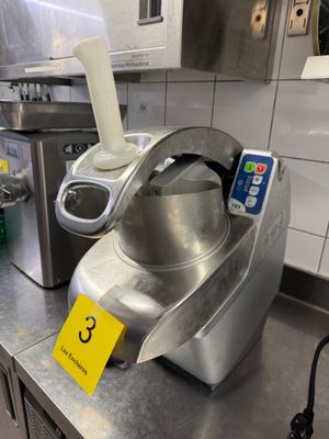 une machine posée sur le comptoir d'une cuisine