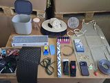 une table sur laquelle se trouvent plusieurs objets