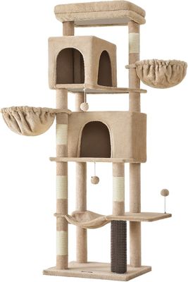 L'arbre à chat est en bois et est surmonté d'un jouet pour chat.