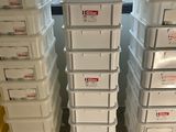 des cartons empilés les uns sur les autres devant une fenêtre
