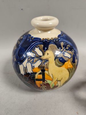 deux vases posés sur une table