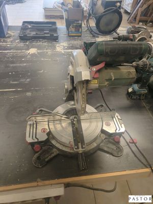 une photo d'une table sur laquelle est posée une scie circulaire
