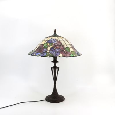 gros plan d'une lampe sur une table à fond blanc