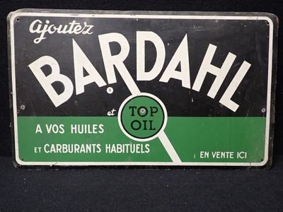 une enseigne portant l'inscription « Bardahl » sur fond noir