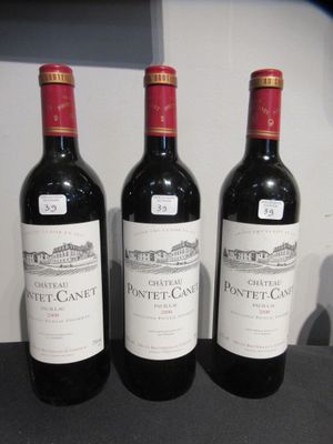 trois bouteilles de vin posées sur une table l'une à côté de l'autre