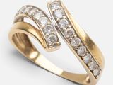 gros plan d'une bague en or et diamants sur fond blanc