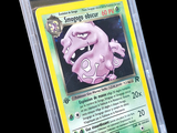 gros plan d'une carte pokemon dans un étui en plastique