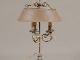 une lampe posée sur une table sur laquelle se trouve une lampe