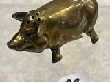 une figurine de cochon en or exposée dans une vitrine