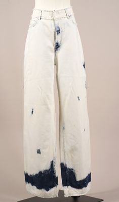 un pantalon blanc et bleu sur un mannequin, un mannequin, un mannequin, un mannequin, un mannequin, un mannequin, un mannequin, un mannequin, un mannequin, un mannequin, un mannequin, un mannequin, un mannequin, un mannequin, un mannequin, un mannequin, un mannequin, un mannequin, un mannequin, un mannequin, un mannequin, un mannequin, un mannequin, un mannequin, un mannequin, un mannequin, un mannequin, un mannequin, un mannequin, un mannequin, un mannequin, un mannequin, un mannequin, un