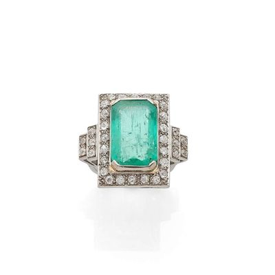 une bague en émeraude et diamant
