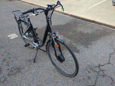 un vélo garé au bord de la rue