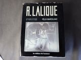 un livre posé sur une table