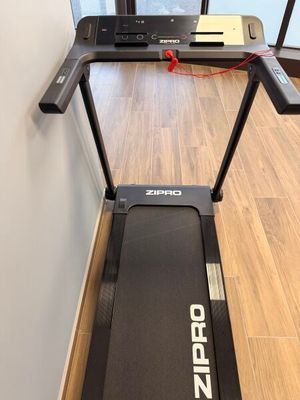 un gros plan sur une marche d'un parquet dans une pièce