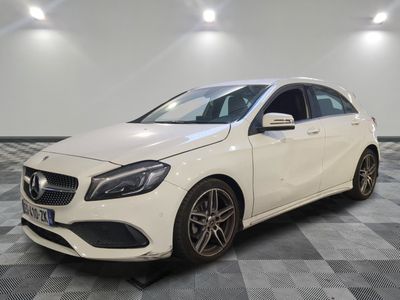 une Mercedes CLA blanche garée sur un sol à damier