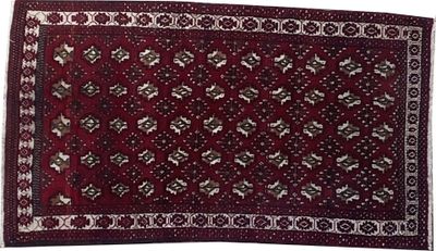 gros plan d'un tapis rouge sur fond blanc